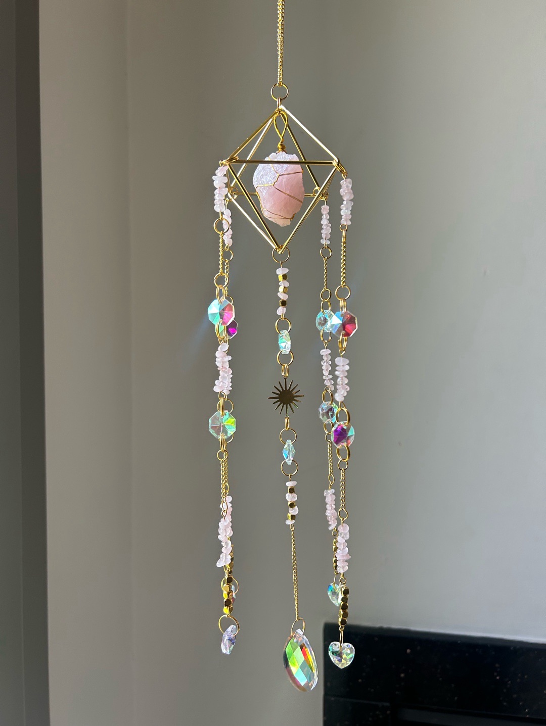 pembe-kuvars-prizma-suncatcher-pembe