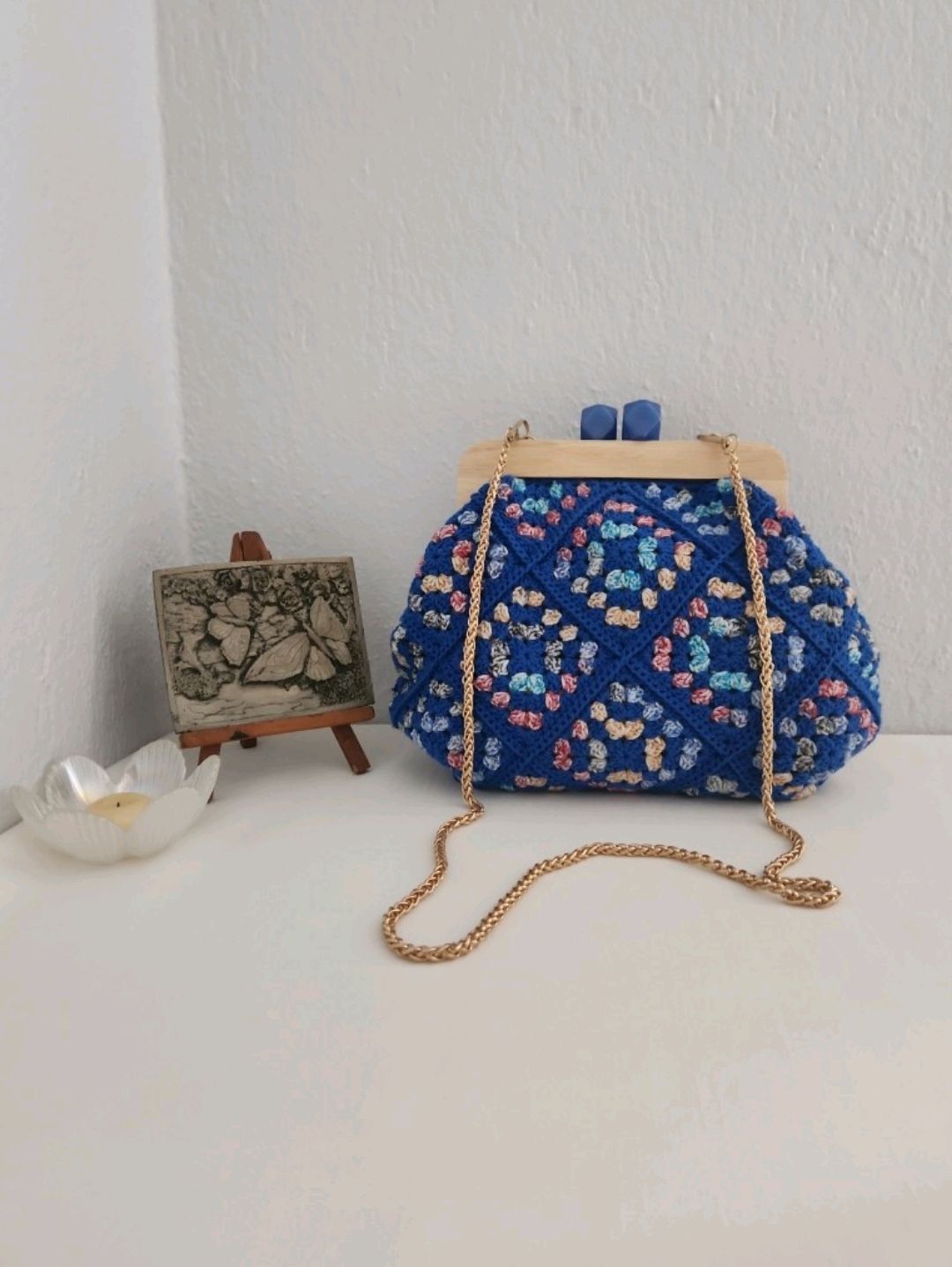 retro-motifli-ahsap-burslu-kadin-el-cantasi-saks-mavi