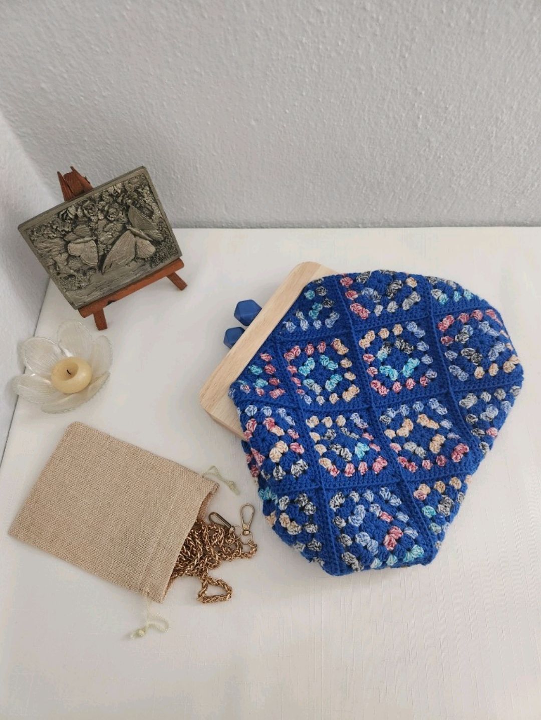 retro-motifli-ahsap-burslu-kadin-el-cantasi-saks-mavi
