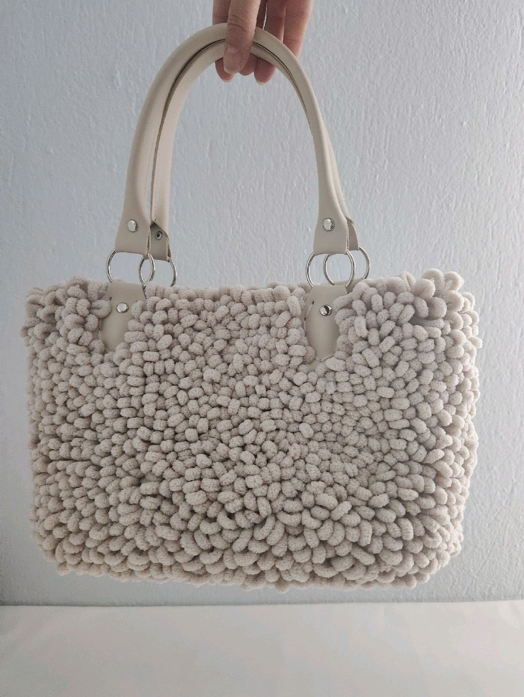 puffy-tas-rengi-handmade-pelus-kadin-el-cantasi-bej