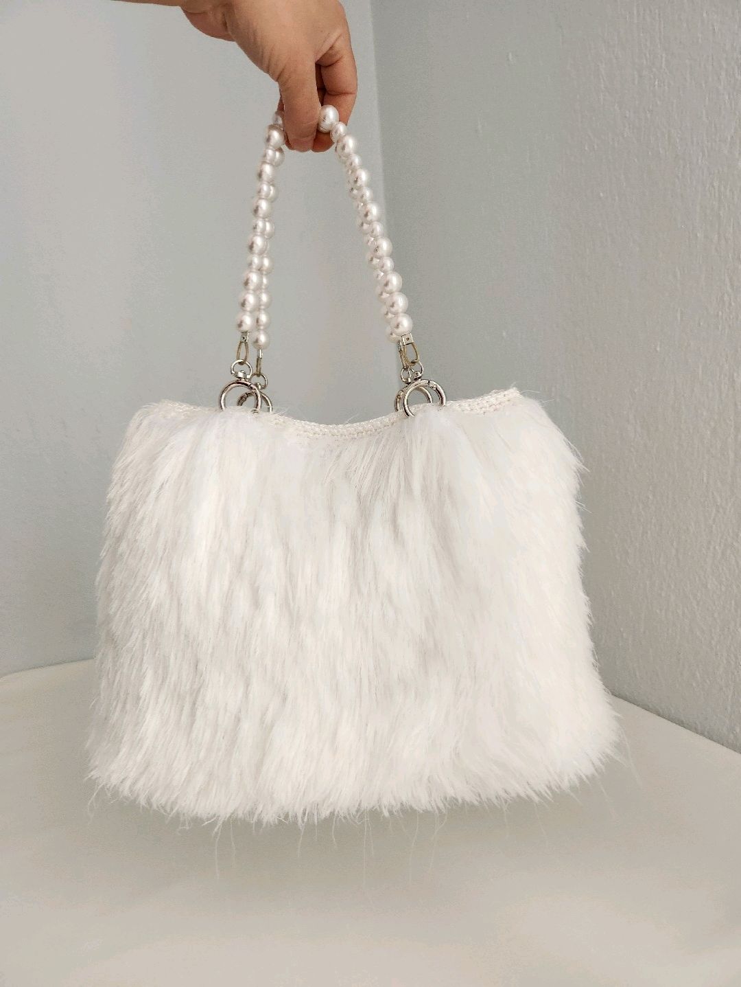 white-swan-pelus-handmade-kadin-el-cantasi-beyaz