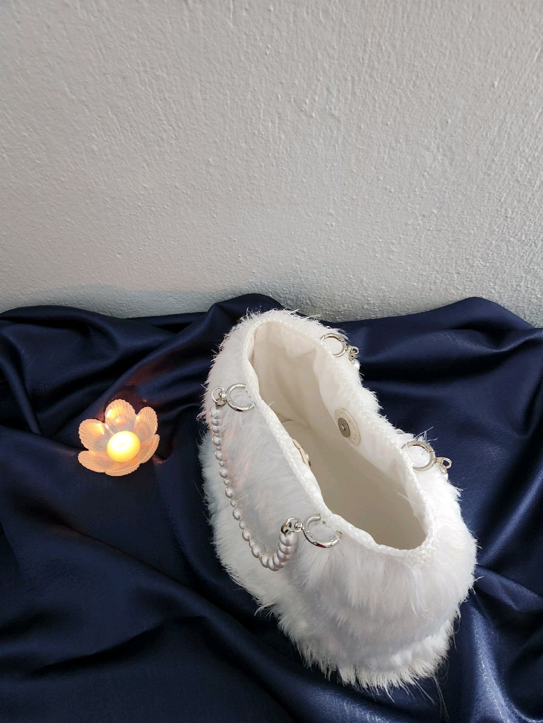 white-swan-pelus-handmade-kadin-el-cantasi-beyaz