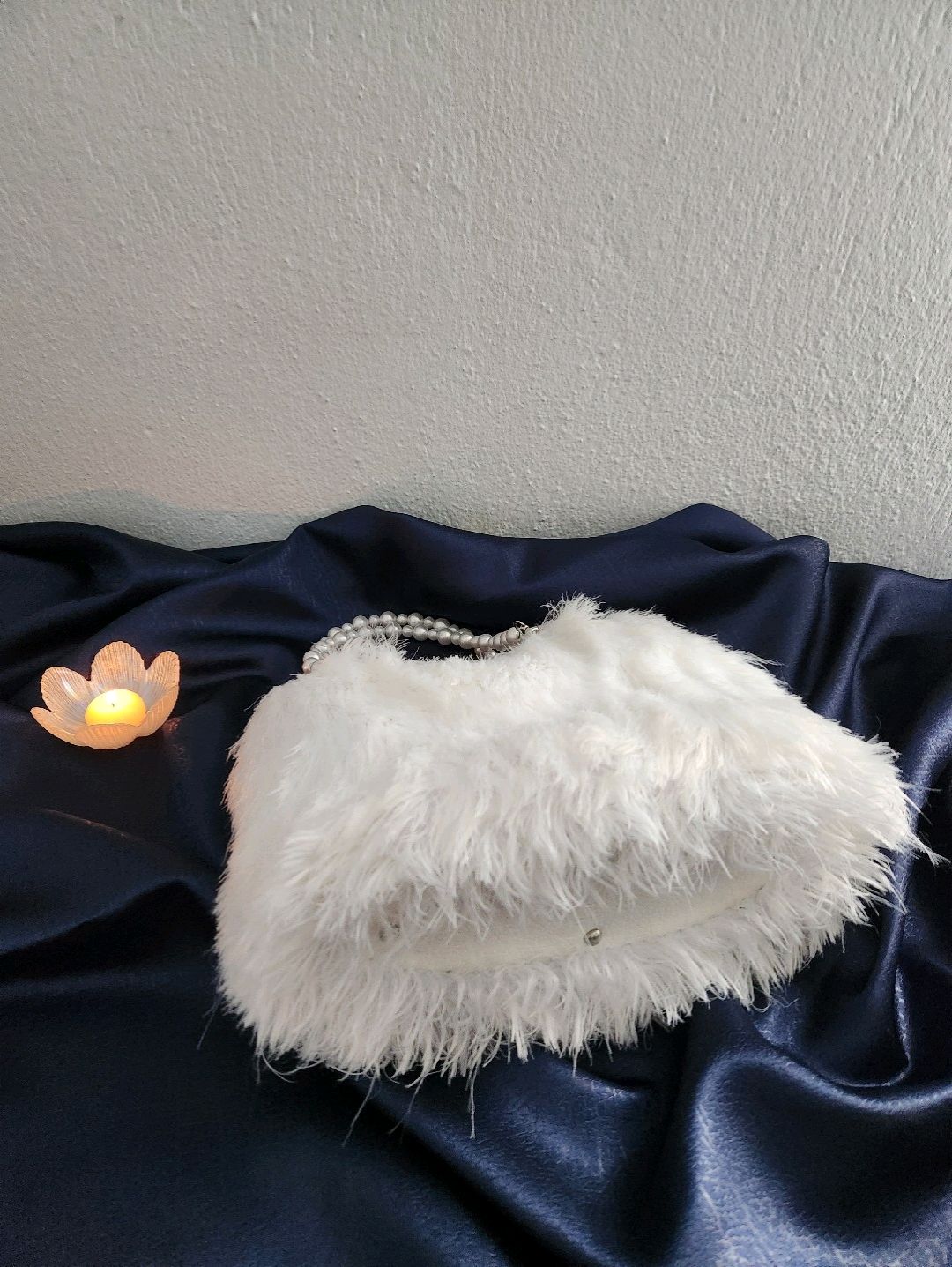 white-swan-pelus-handmade-kadin-el-cantasi-beyaz