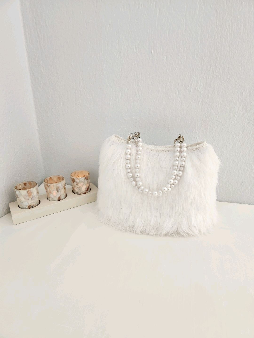 white-swan-pelus-handmade-kadin-el-cantasi-beyaz