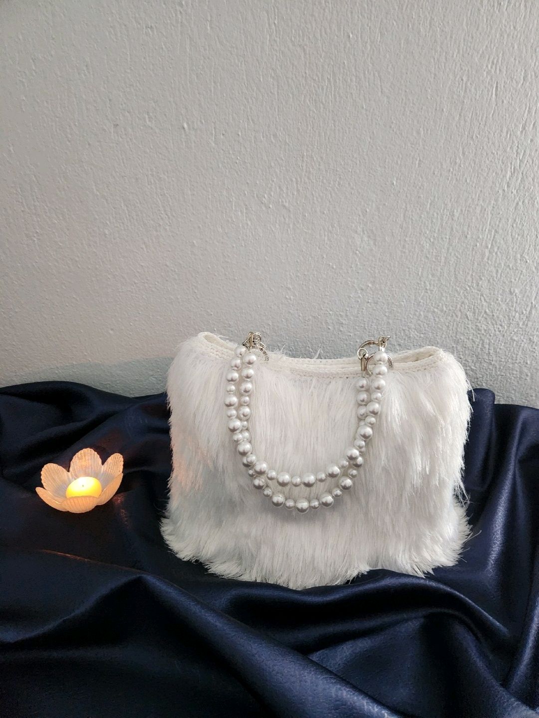 white-swan-pelus-handmade-kadin-el-cantasi-beyaz