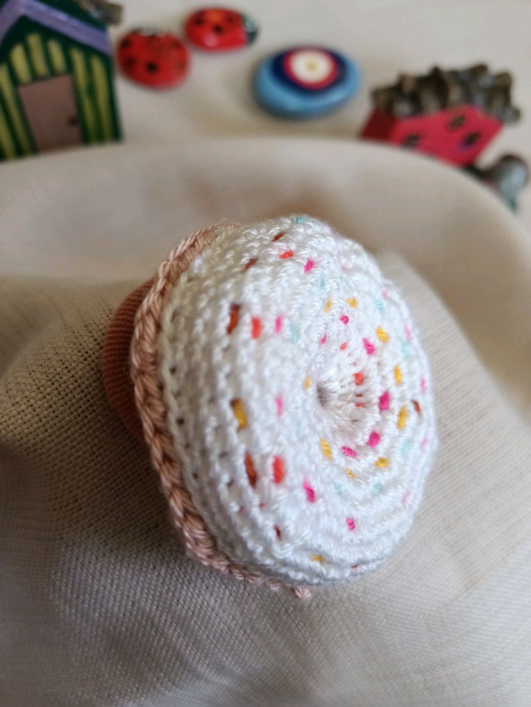 amigurami-orgu-donut-lastik-toka-beyaz