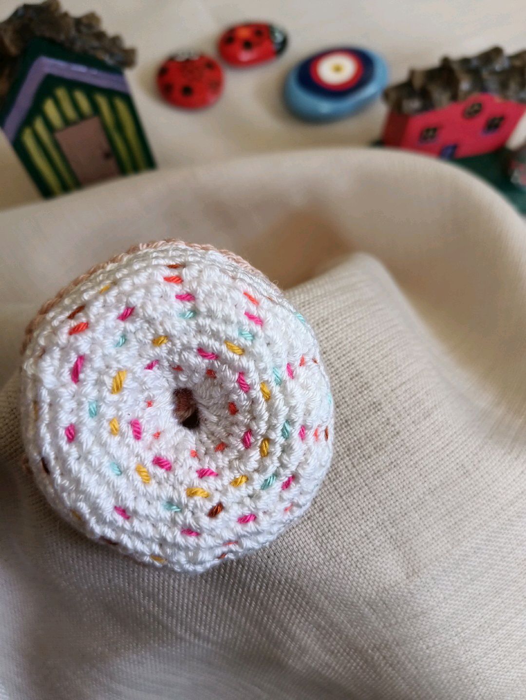 amigurami-orgu-donut-lastik-toka-beyaz