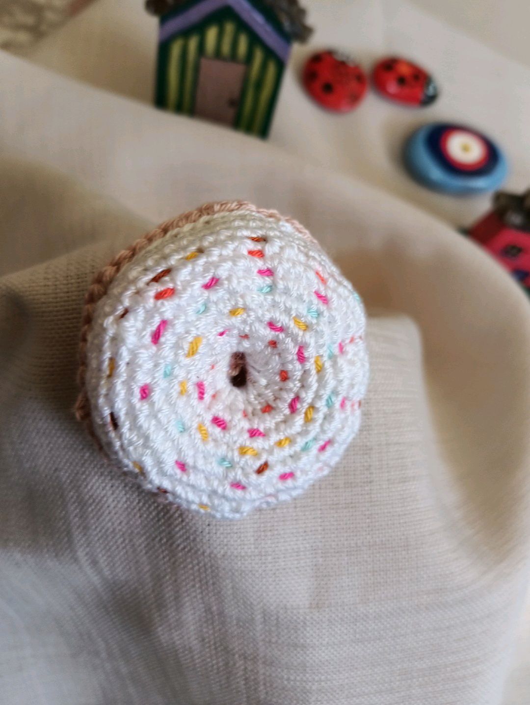 amigurami-orgu-donut-lastik-toka-beyaz