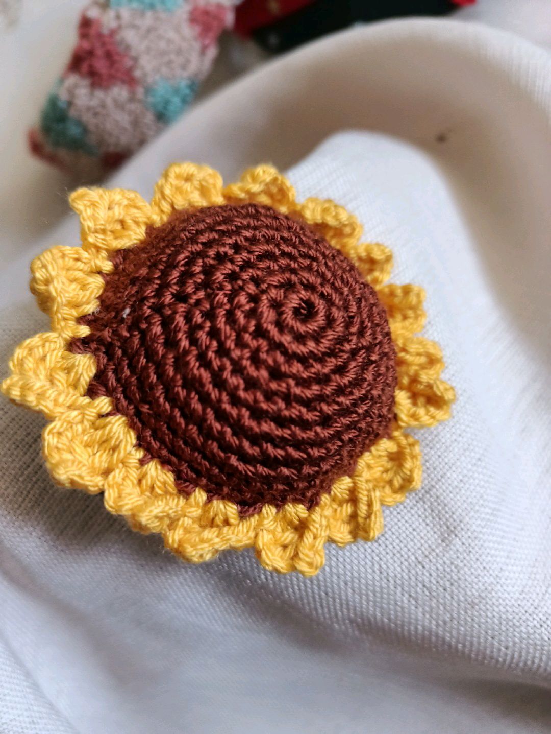 aycicegi-amigurami-orgu-lastik-toka-kahverengi