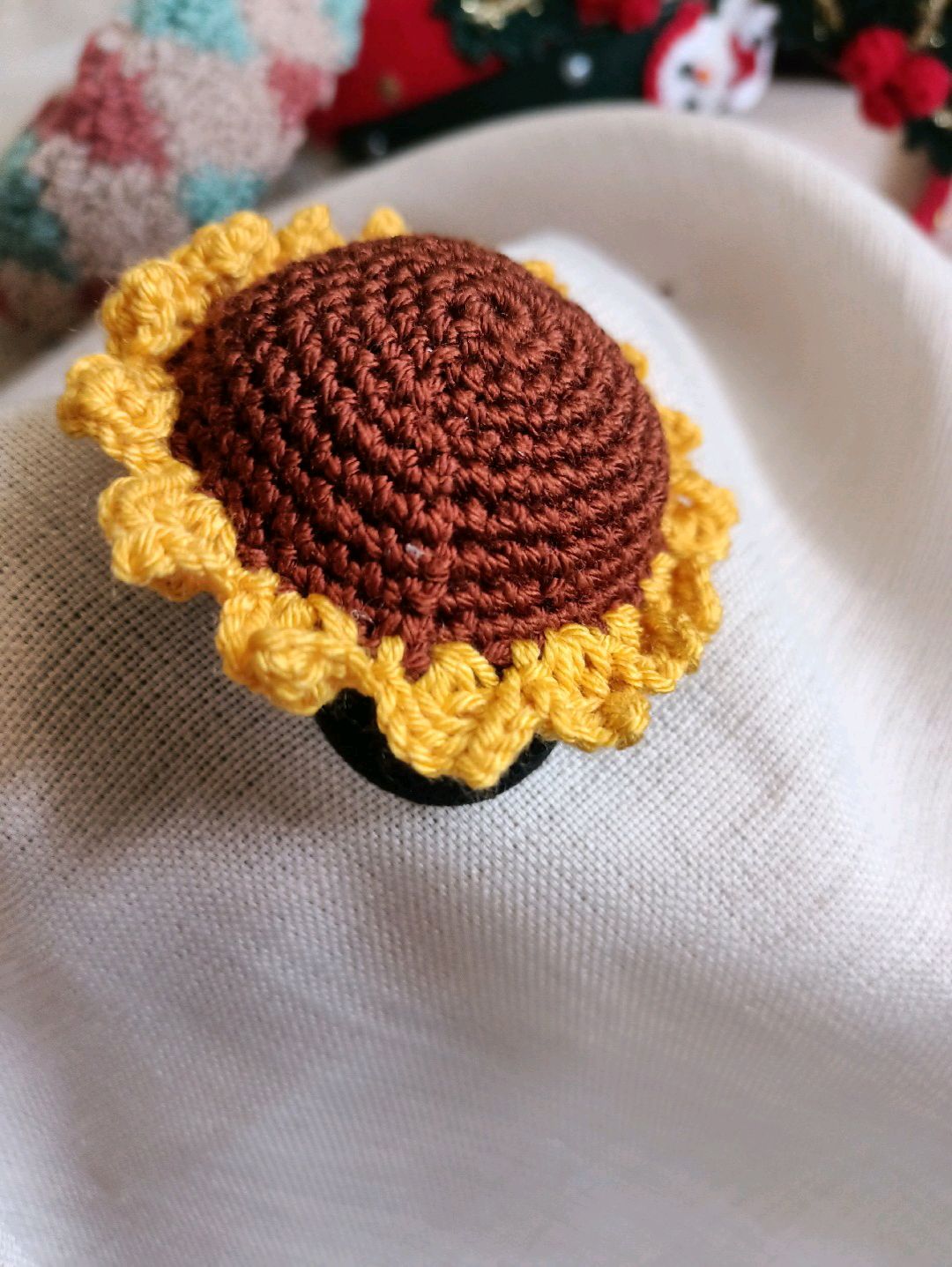 aycicegi-amigurami-orgu-lastik-toka-kahverengi