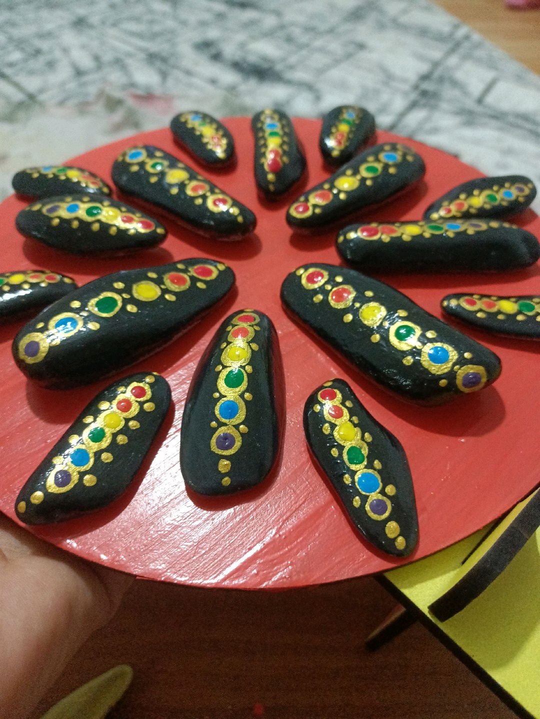 siyahin-renklerle-bulustugu-cok-sik-tas-boyama-tablo