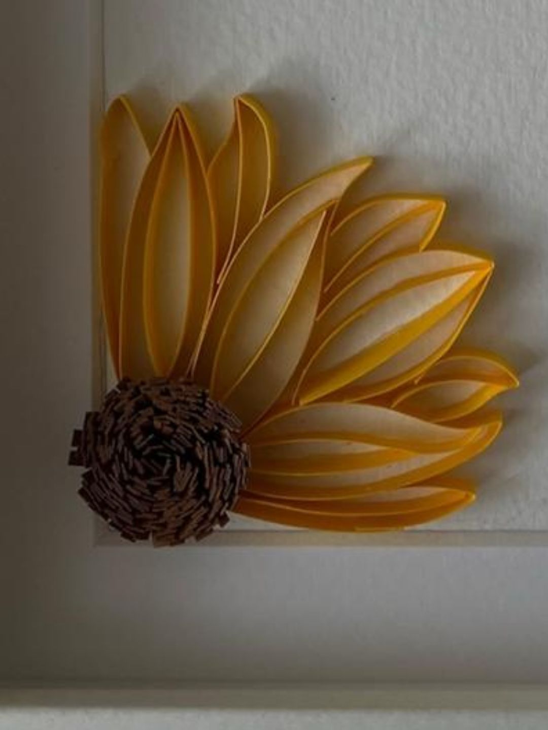 papatya-cicek-el-yapimi-quilling-tablo-sari