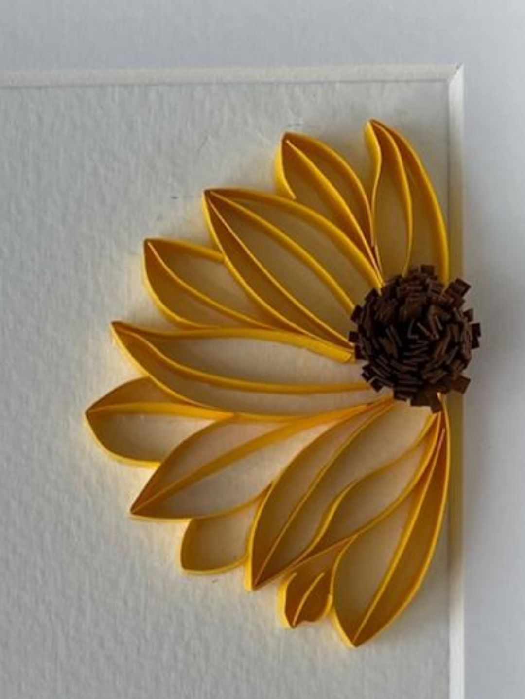 papatya-cicek-el-yapimi-quilling-tablo-sari