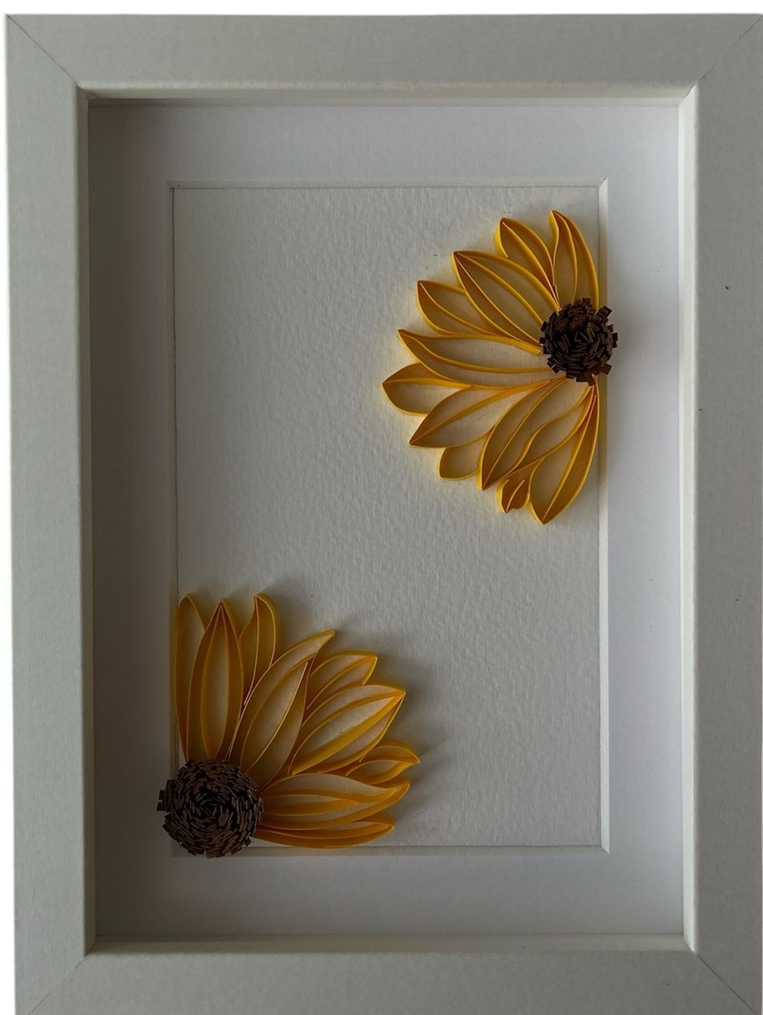 papatya-cicek-el-yapimi-quilling-tablo-sari