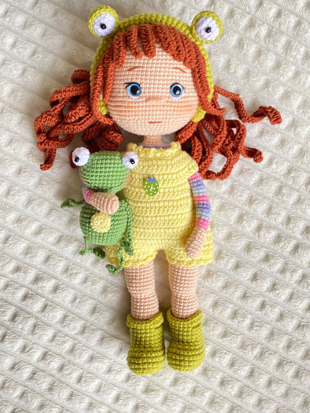 amigurumi-kurbaga-kiz-oyun-arkadasi-sari