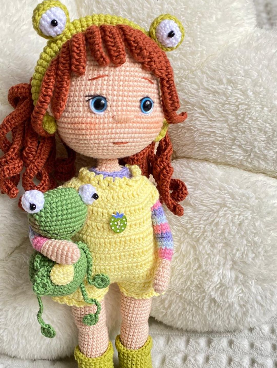 amigurumi-kurbaga-kiz-oyun-arkadasi-sari