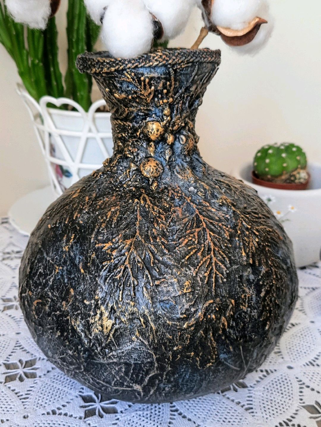 gotik-tasarim-su-kabagi-vazo-siyah