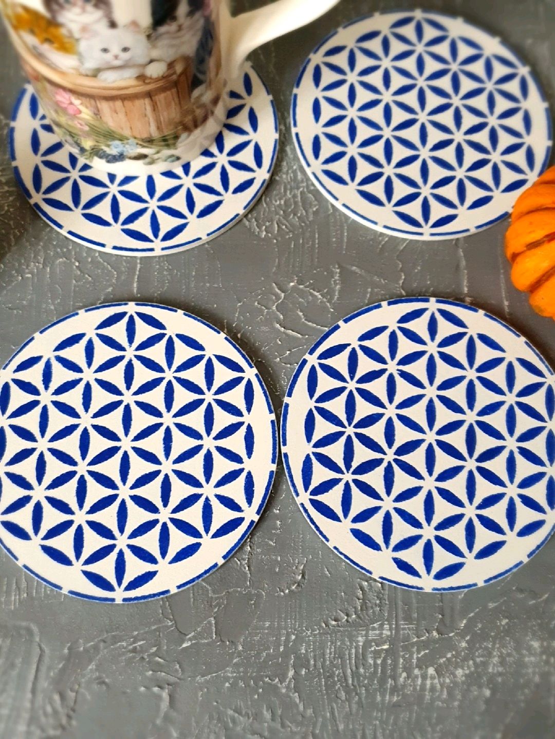 yasam-cicegi-ahsap-bardak-altligi-lacivert