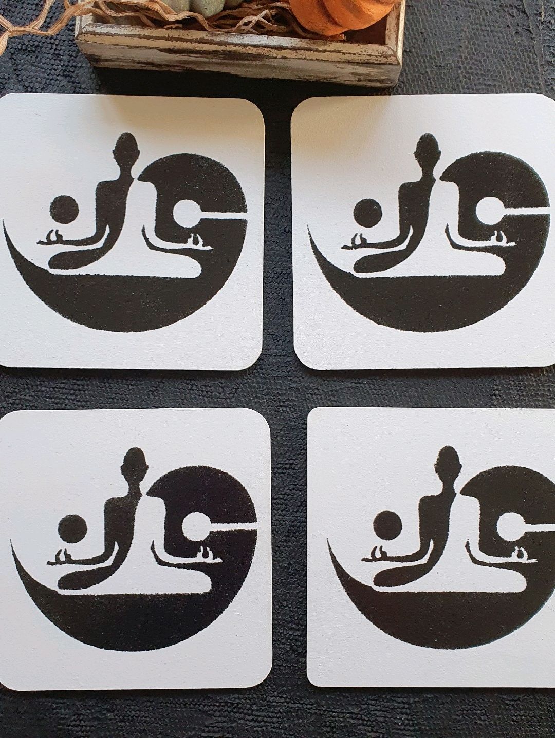yogaci-kiz-el-boyama-ahsap-bardak-altligi-beyaz