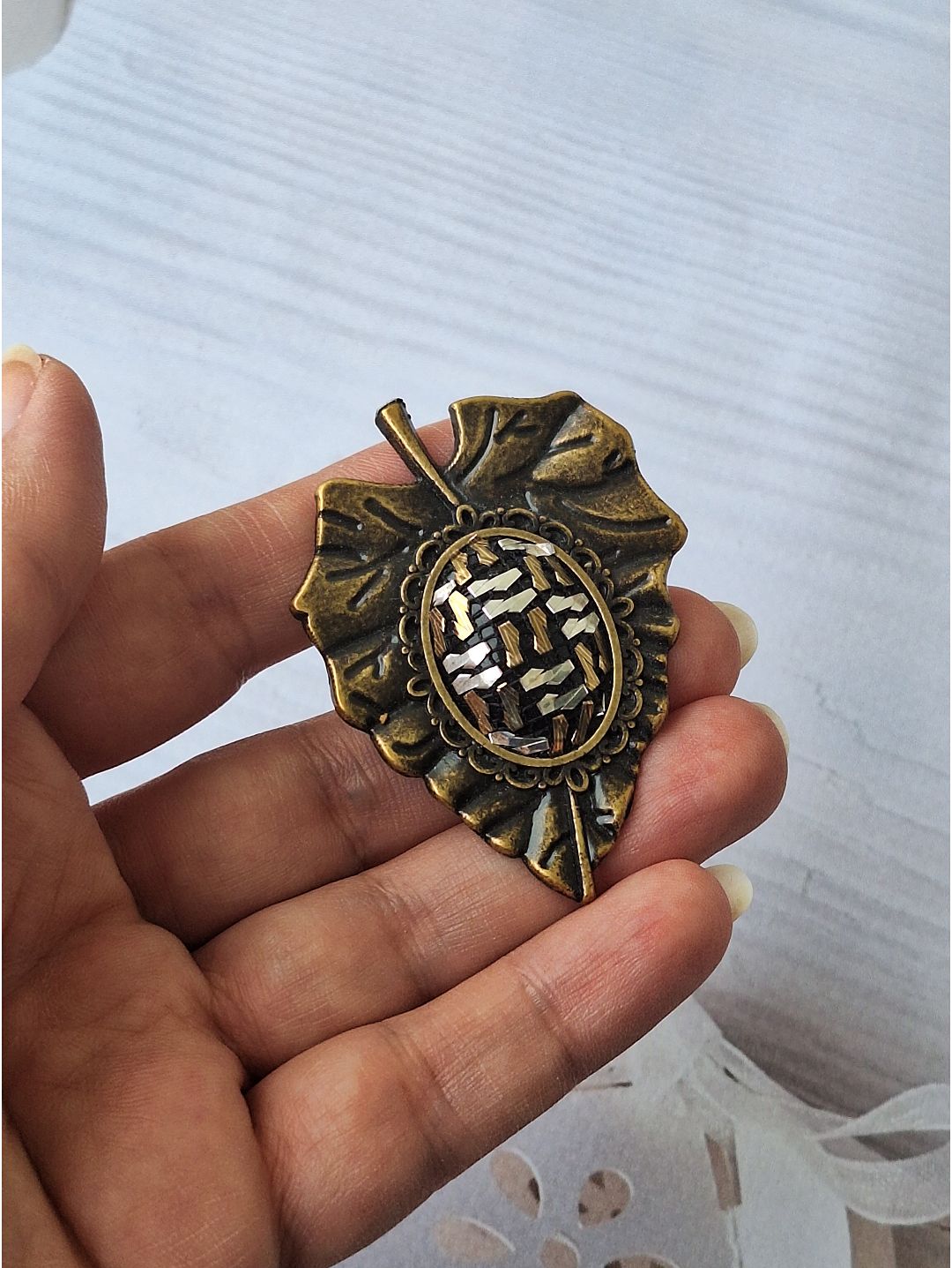 sonbahar-isiltisi-telkirma-sanatli-yaprak-bros