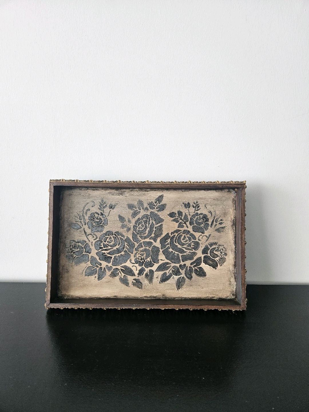gul-bahcesi-vintage-ahsap-sunumluk-kahverengi