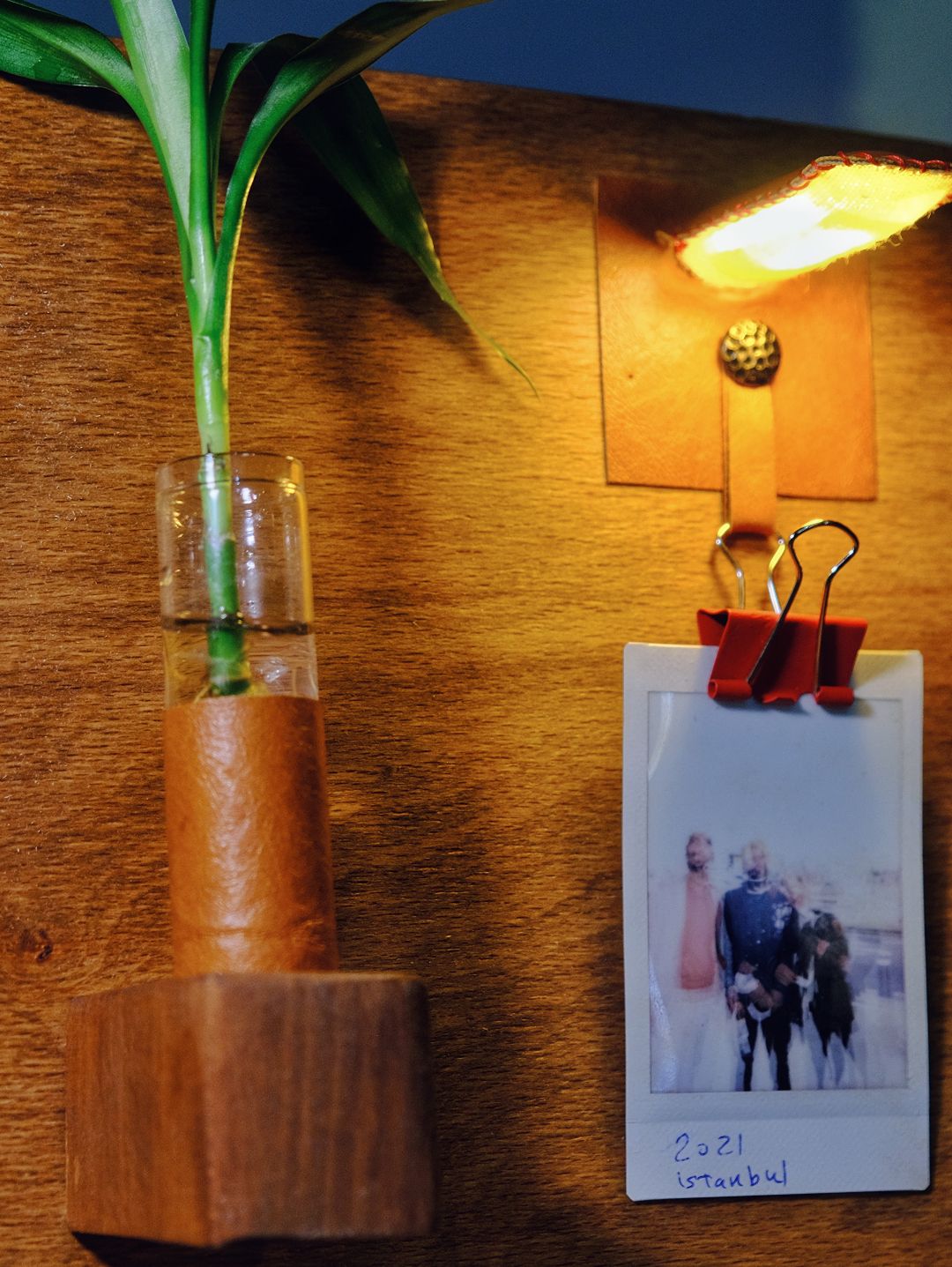 el-yapimi-ahsap-masa-isigi-bitki-ve-fotograf-standi-kahverengi