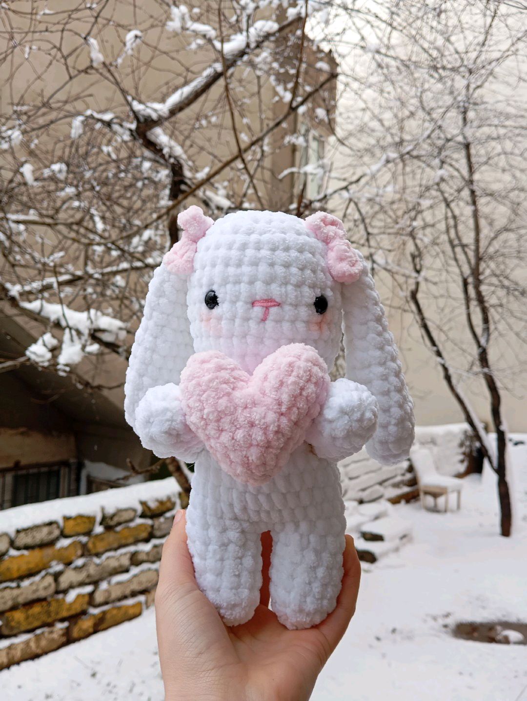 uzun-kulakli-kalp-tutan-uyku-arkadasi-pelus-amigurumi-oyuncak-pembe