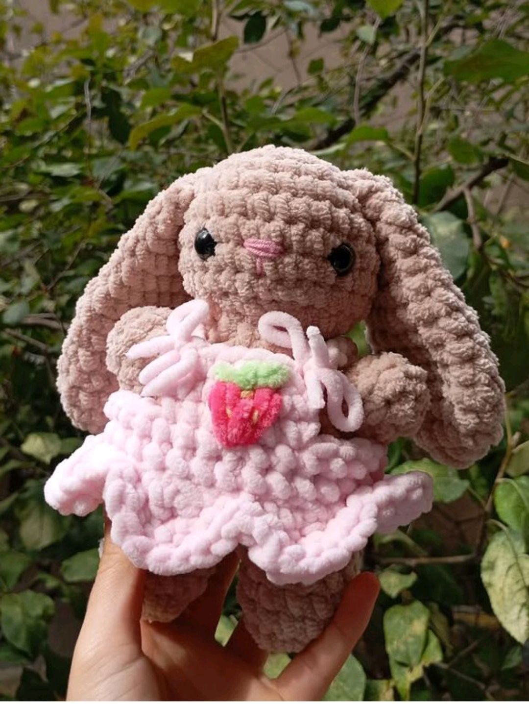 cilek-desenli-pembe-elbiseli-latte-tavsan-yavrusu-bej