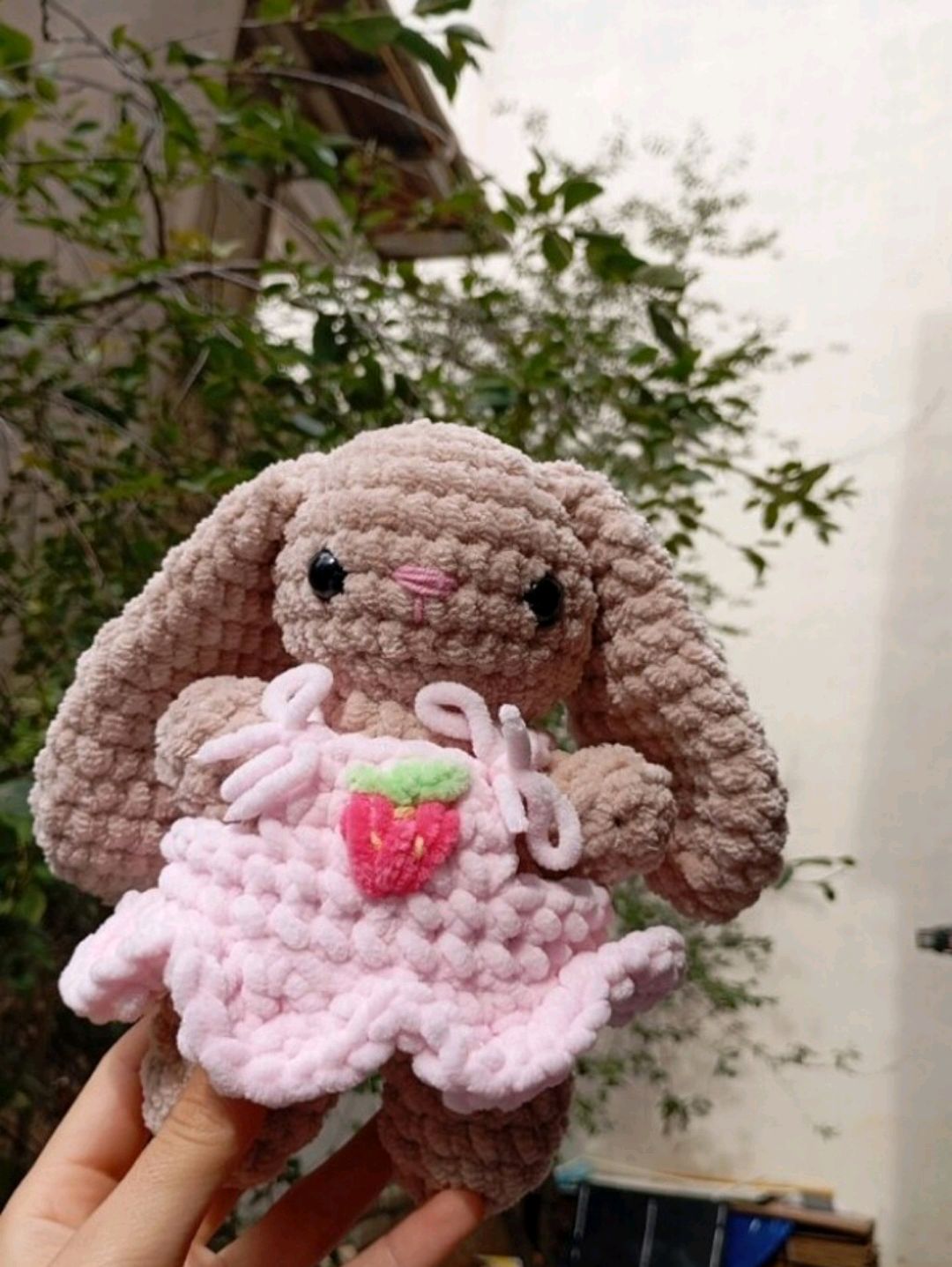 cilek-desenli-pembe-elbiseli-latte-tavsan-yavrusu-bej