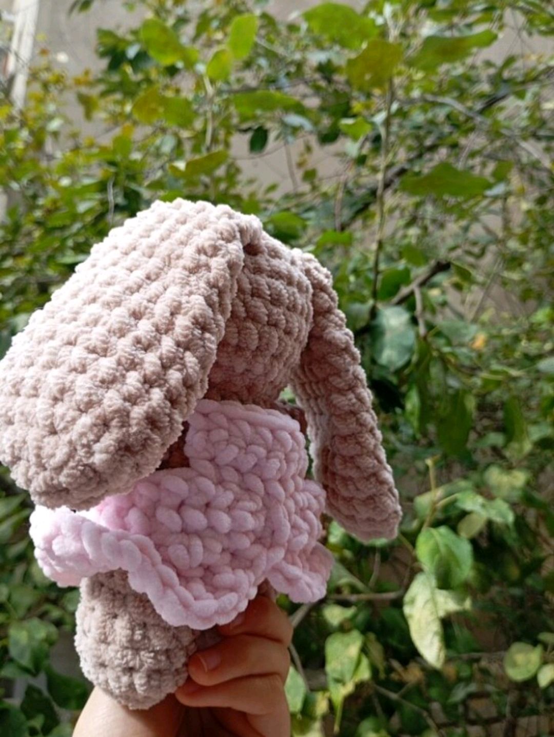cilek-desenli-pembe-elbiseli-latte-tavsan-yavrusu-bej