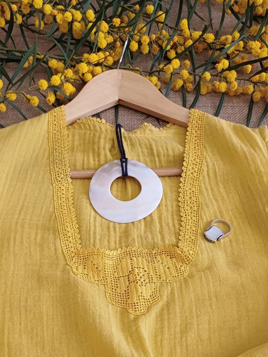 dantel-yakali-muslin-elbise-sari