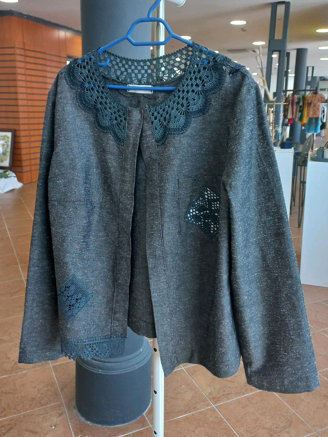gri-dantel-yakali-ceket-gri