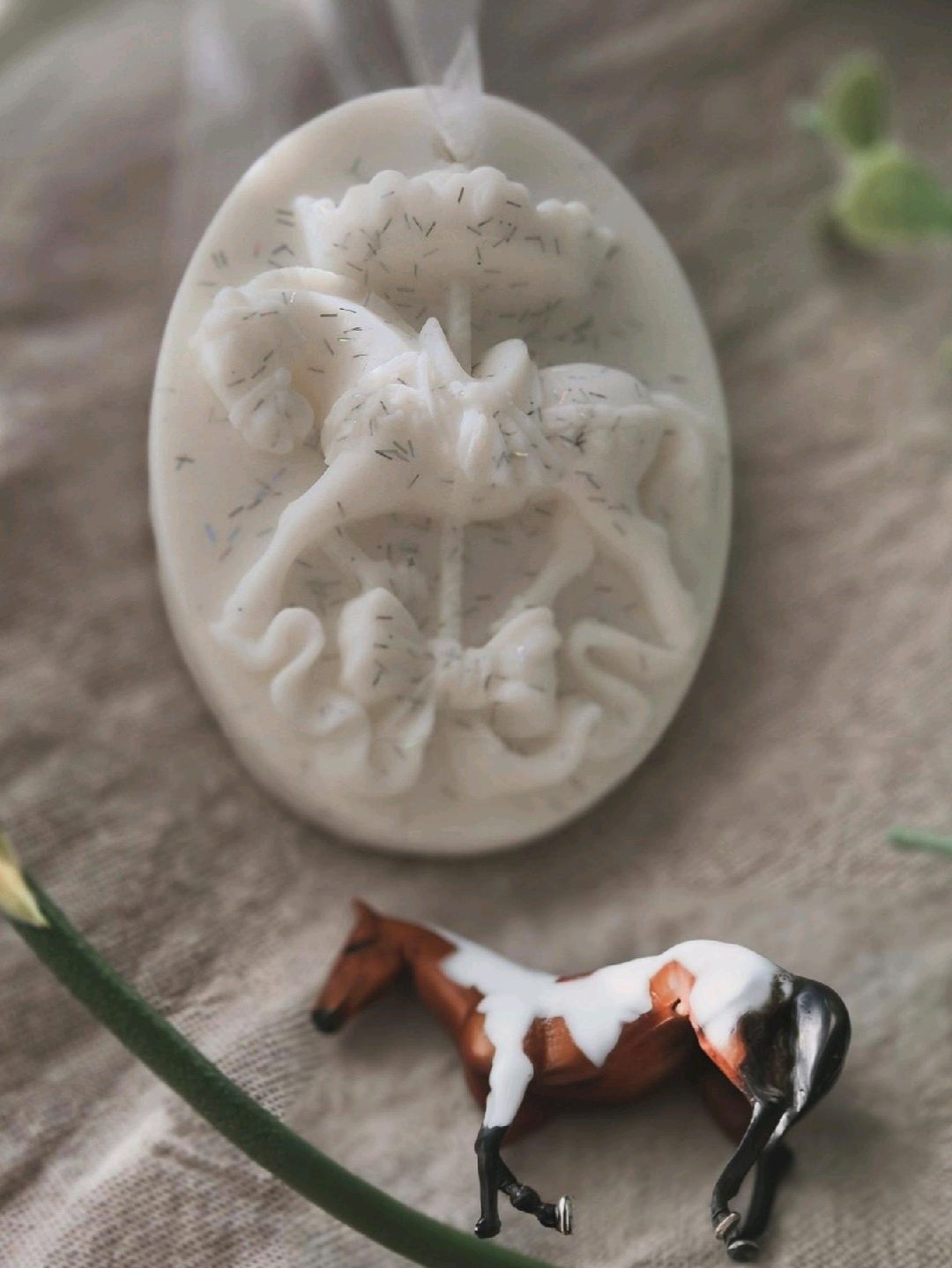 atli-karinca-kutulu-mum-ve-dolap-ici-kokulu-mum-kombin-beyaz