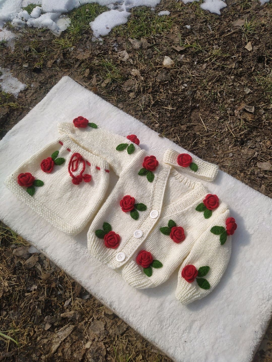 kirmizi-gullu-hirka-etek-bandana-takimi-krem-rengi