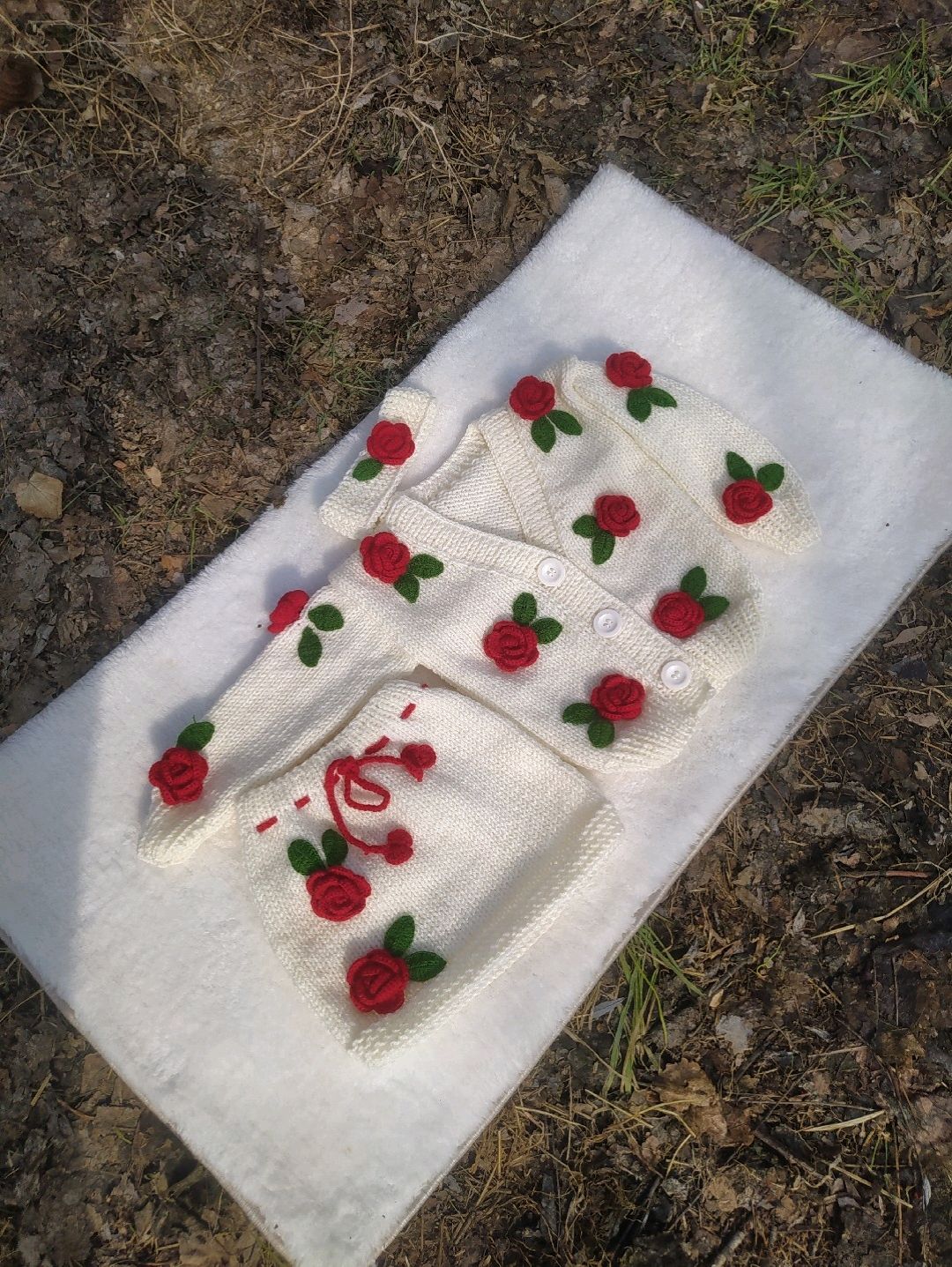 kirmizi-gullu-hirka-etek-bandana-takimi-krem-rengi
