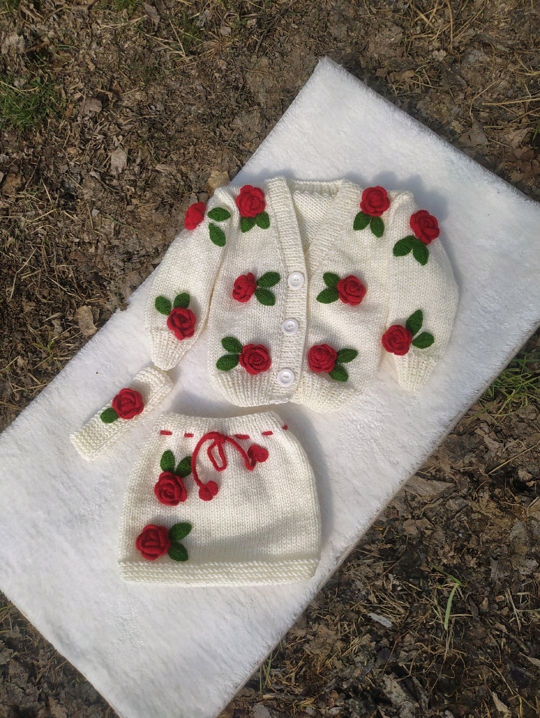 kirmizi-gullu-hirka-etek-bandana-takimi-krem-rengi