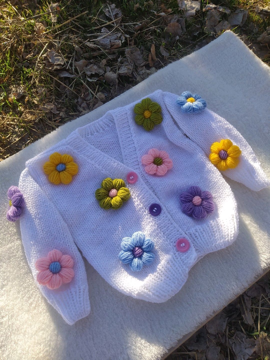 renkli-cicekli-hirka-beyaz