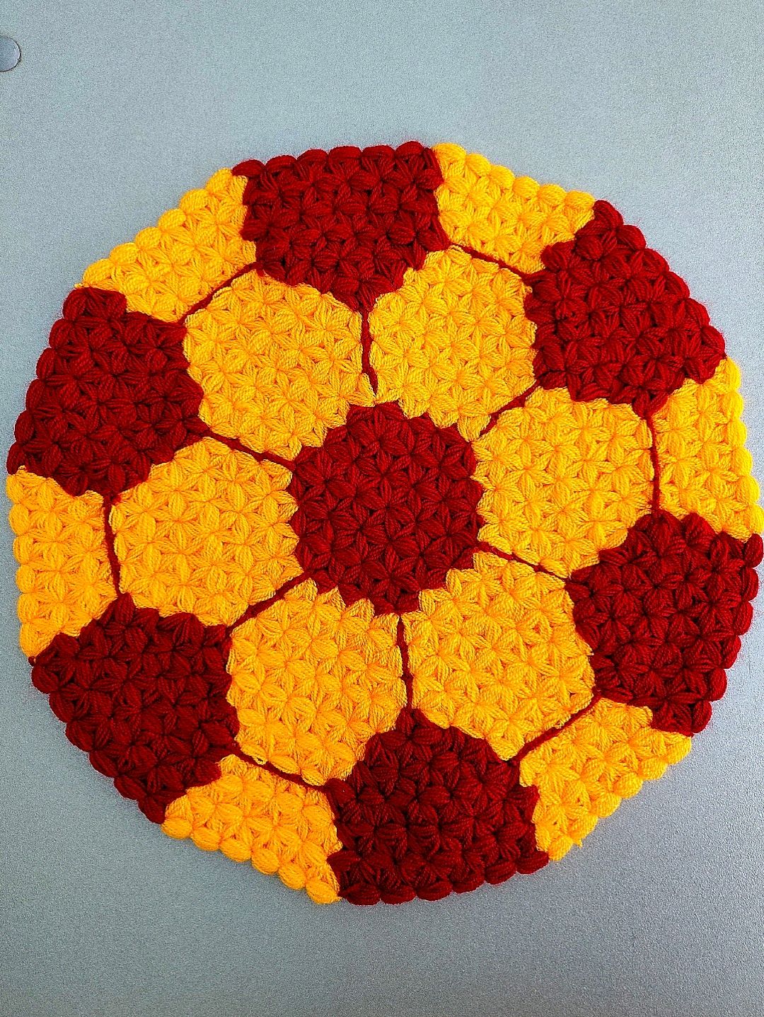 galatasaray-taraftar-futbol-topu-lif-sari