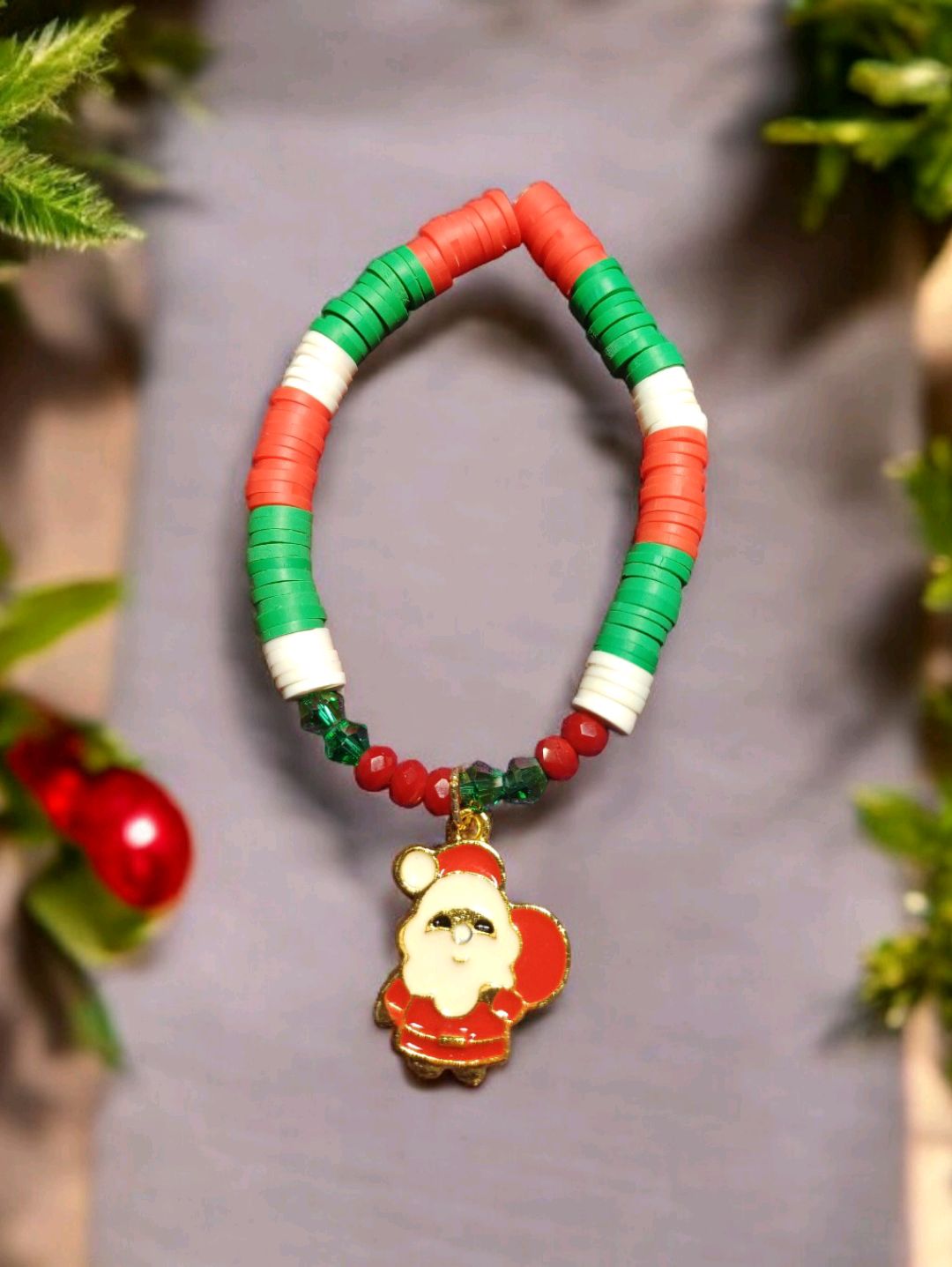 yeniyil-fimo-ve-boncuklu-noel-baba-bileklik