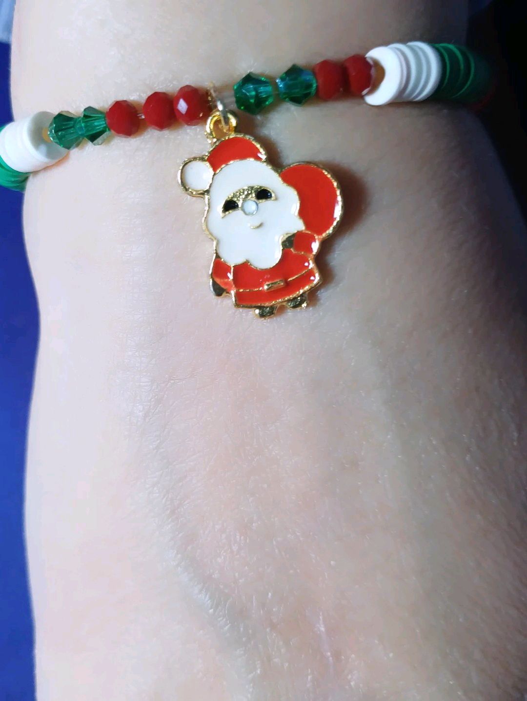 yeniyil-fimo-ve-boncuklu-noel-baba-bileklik