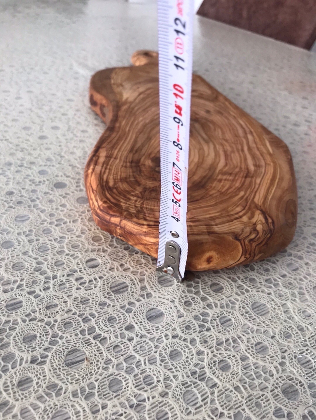 zeytin-agaci-sunum-ve-kesme-tahtasi-zeytin-kahverengisi