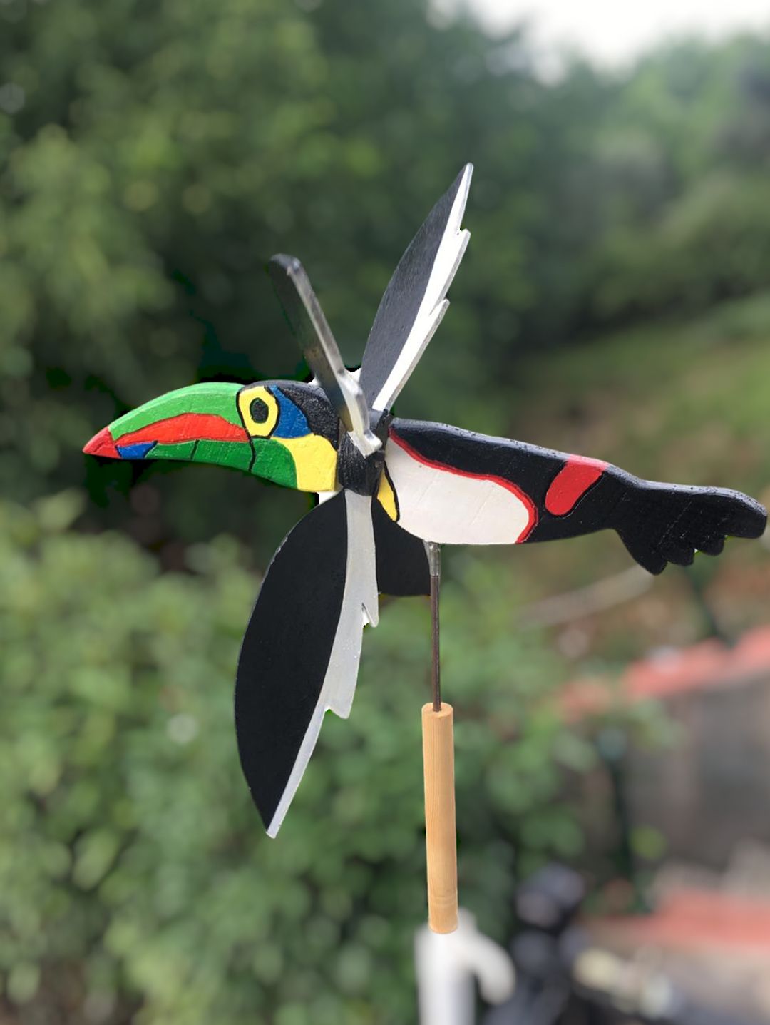 ahsap-toucan-ruzgar-gulu-cok-renkli