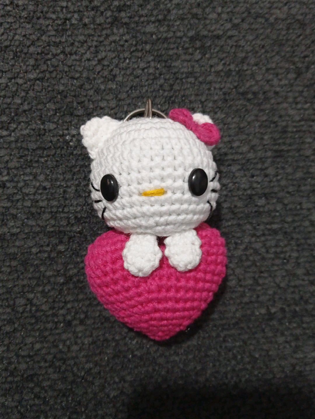 amigurumi-hello-kitty-kalpli-anahtarlik-kirmizi