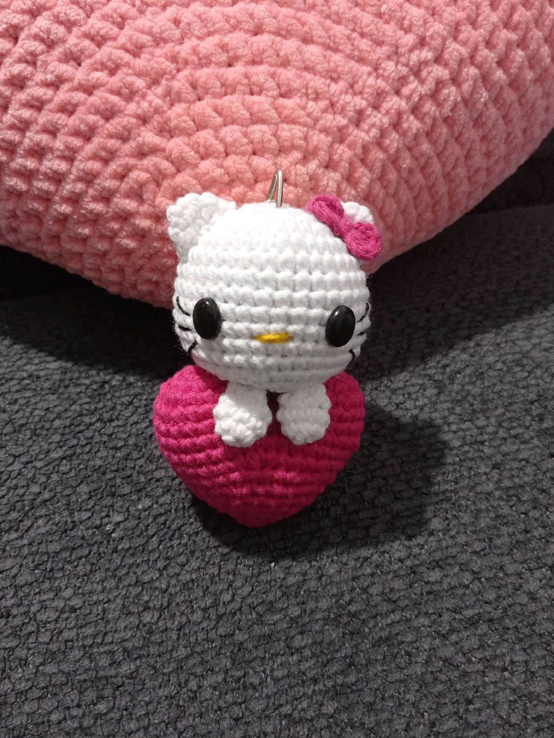 amigurumi-hello-kitty-kalpli-anahtarlik-kirmizi