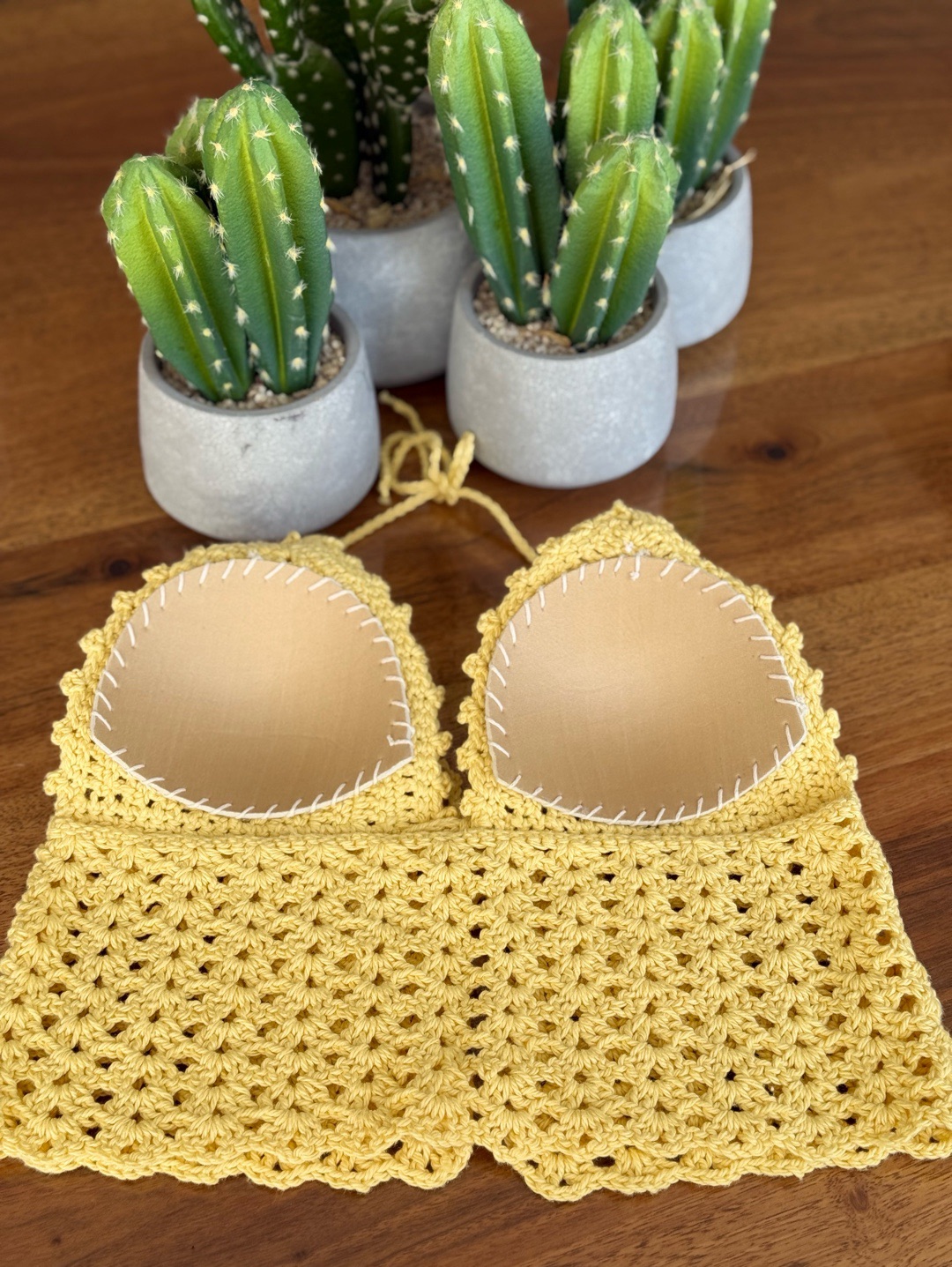 crop-bluz-baglamali-el-orgusu-sari