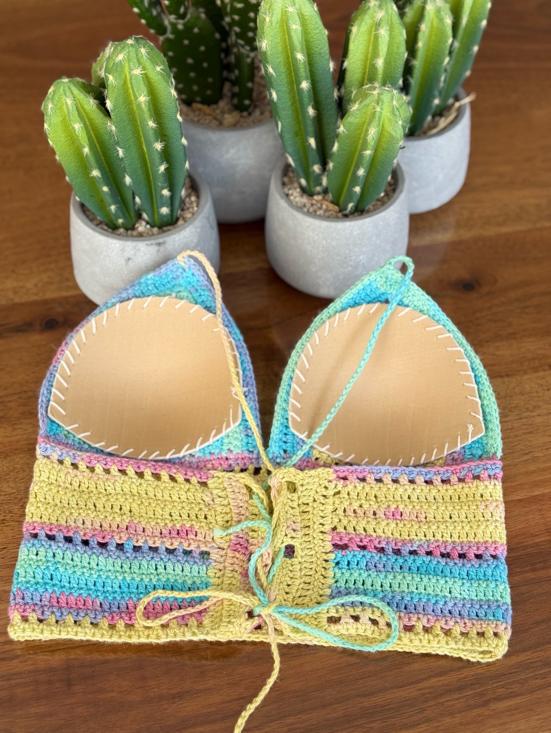 crop-bluz-baglamali-el-orgusu-cok-renkli
