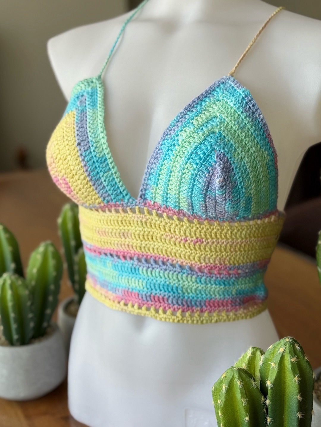 crop-bluz-baglamali-el-orgusu-cok-renkli