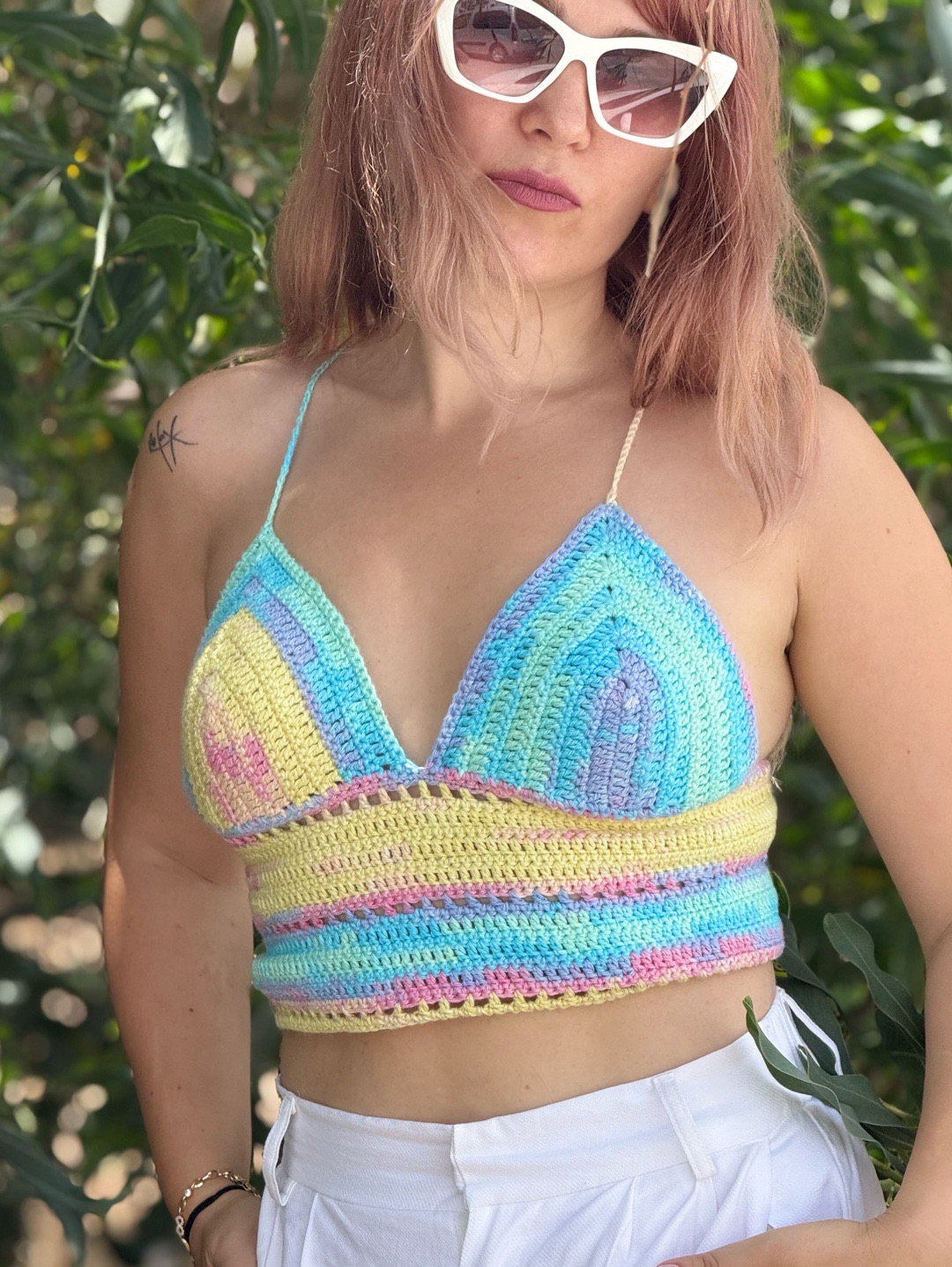 crop-bluz-baglamali-el-orgusu-cok-renkli