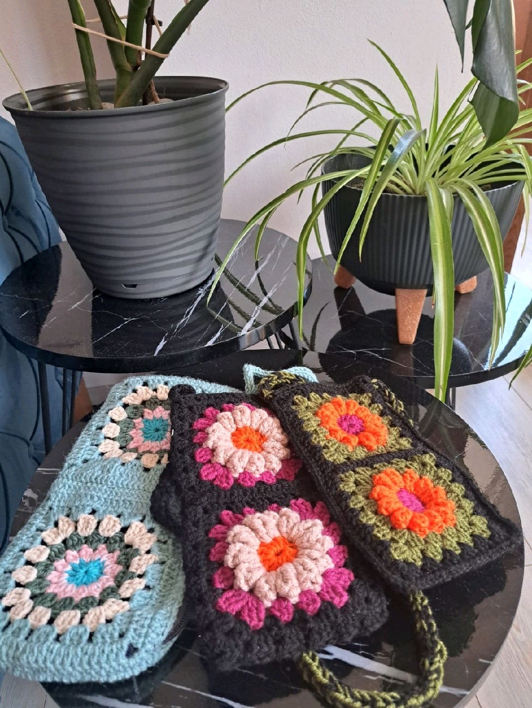 orgu-telefon-cantalari-siyah