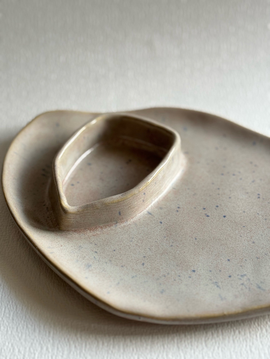 adi-sandal-stoneware-sunum-tabagi-gri